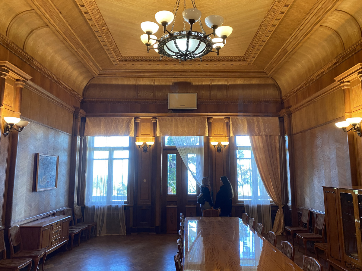 Главный зал дачи