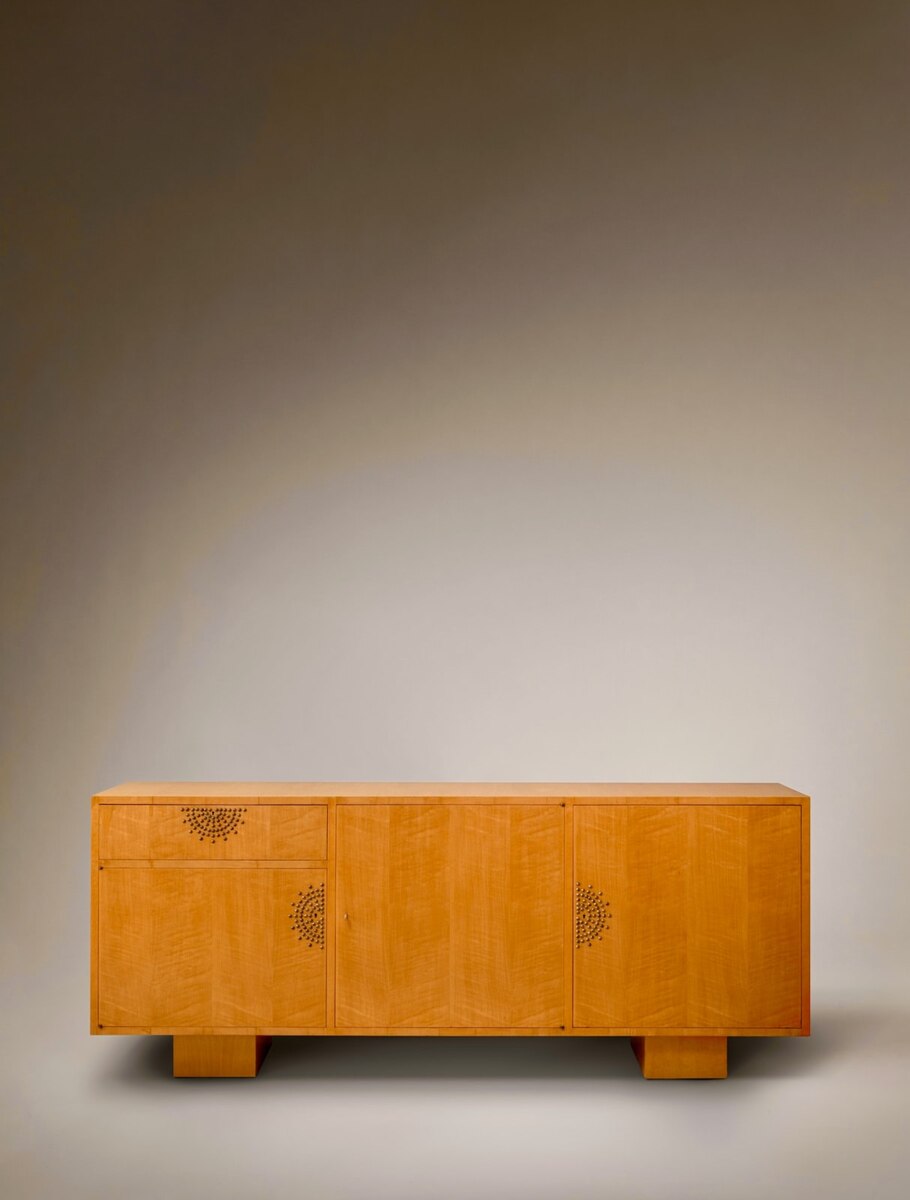 Жан Руайер, коктейльный шкаф, массив дуба, шпон сикамора, бронзовый декор, золочение, 1955, Galerie Marcilhac, Париж, официальный сайт - https://marcilhacgalerie.com/ 