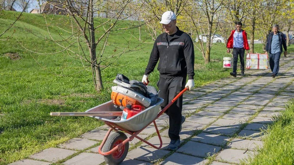 Под Таганрогом специалисты МКУ «Центр хозяйственного обслуживания учреждений культуры» привели в порядок мемориал Петрушинская балка.📷Фото: Telegram-канал Светланы Камбуловой