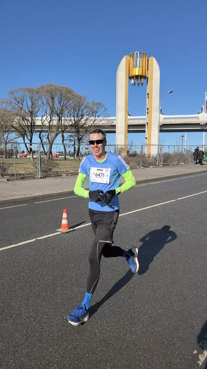 Любимая подбадривает кричалками, нельзя её подвести. 