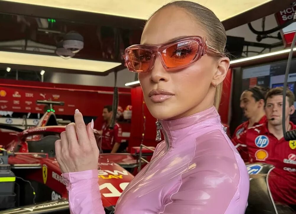    Образ дня: Джей Ло в розовом комбинезоне из латекса на Гран-при Саудовской Аравии