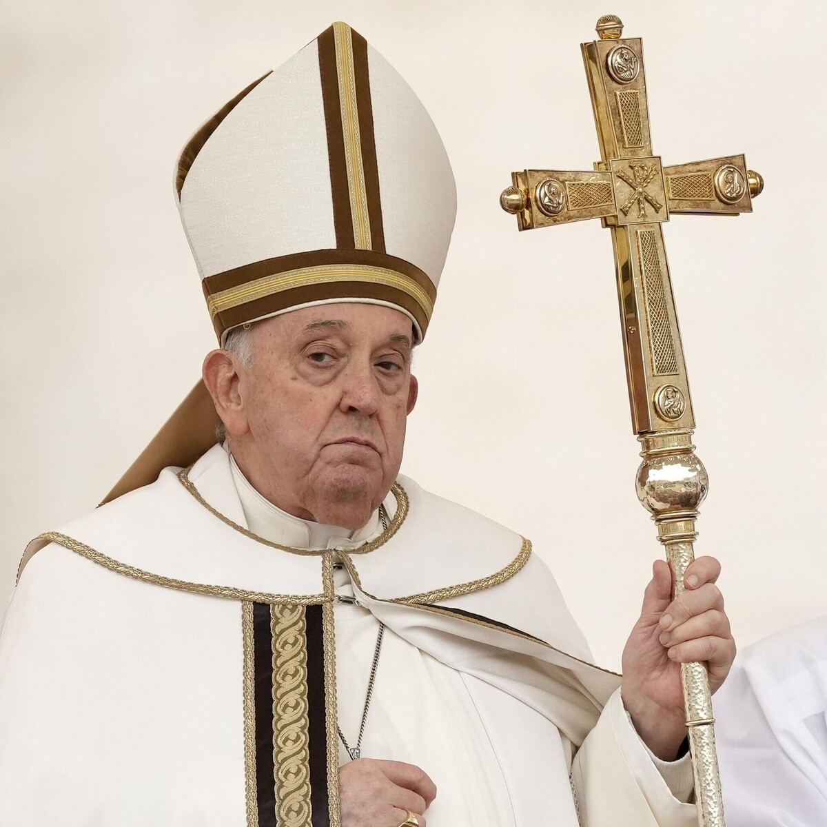 Смерть Папы Римского Франциска I, возглавлявшего Католическую церковь более 12 лет, ознаменовала начало периода Sede Vacante — «свободного престола».                                            
 В эти дни Ватикан погружается в древние ритуалы, а кардиналы готовятся к конклаву — тайному собранию для избрания нового понтифика.