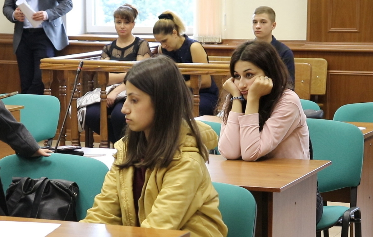    Ангелина Хачатурян (на первом плане) и Крестина Хачатурян (на втором плане)  Пресс-служба Мосгорсуда/ТАСС