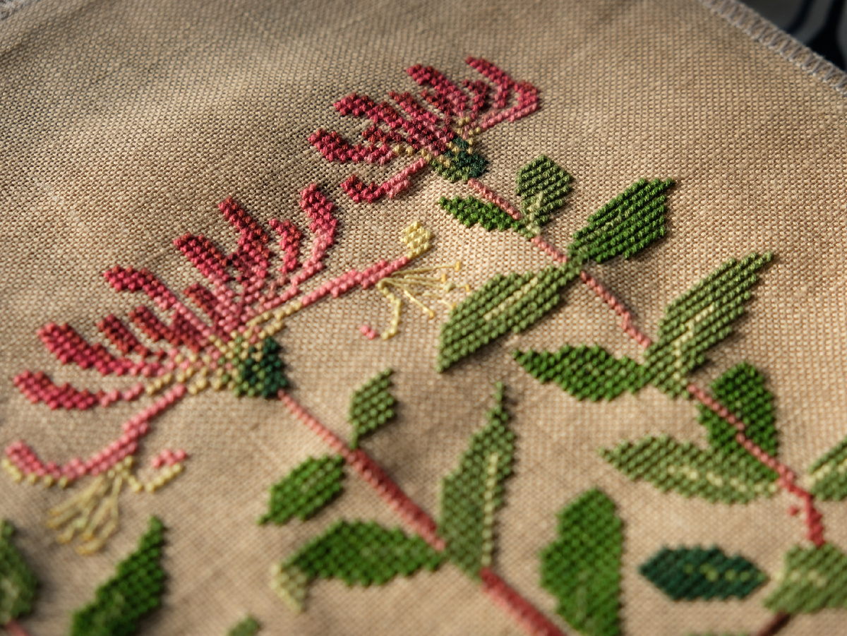 Haandarbejdets Fremme. Arets Korssting 1983. Lonicera Periclymenum