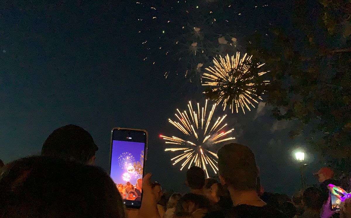 Запуск салюта пройдет с четырех барж, стоящих на реке Томь.  Фото: ФедераплПресс / Наталья Шалыгина
