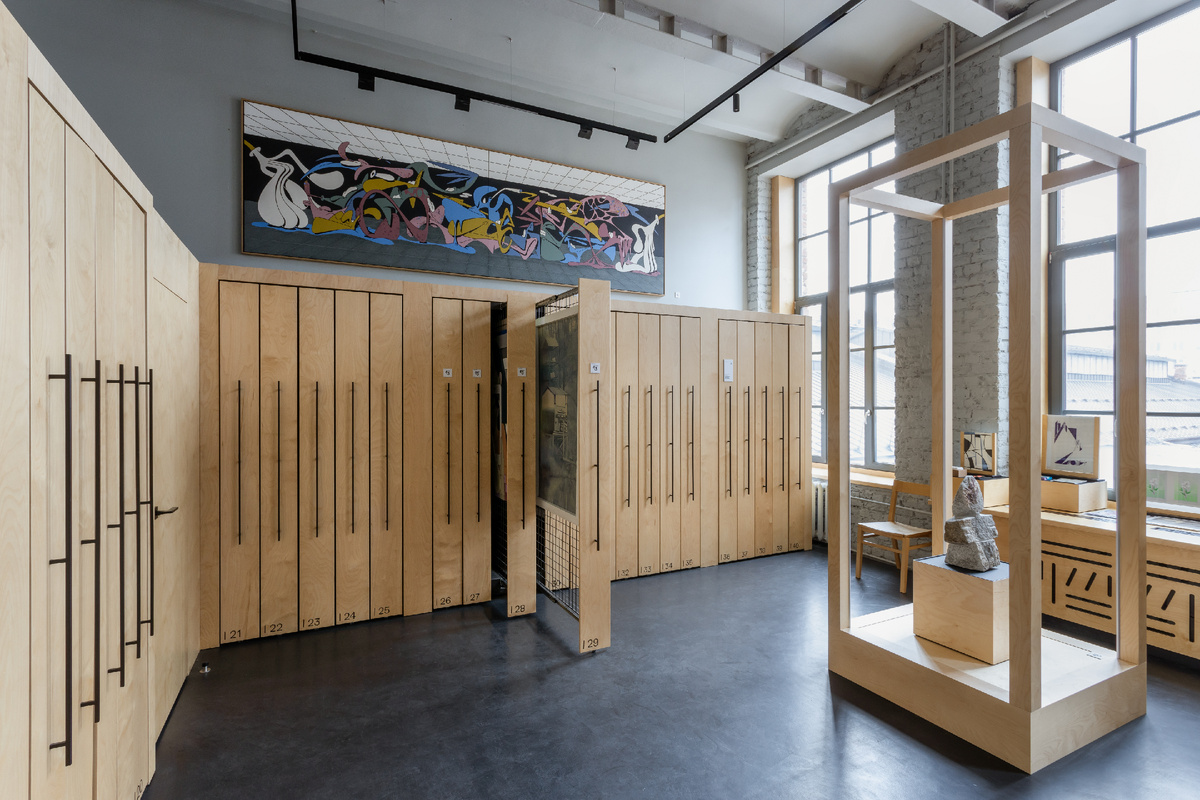 Фото экспозиции выставки «13» в Стрит-арт хранении (САХ). Сверху — Nootk, слева — тотем  0331с. Фото: Анна Скударь