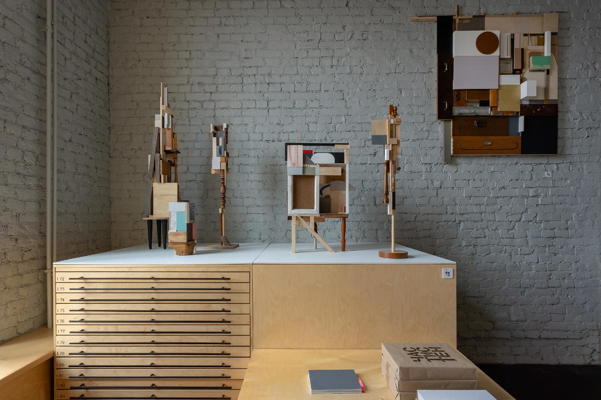 Объекты Алексея Луки из найденных предметов. Фото экспозиции выставки «13» в Стрит-арт хранении (САХ). Фото: Анна Скударь