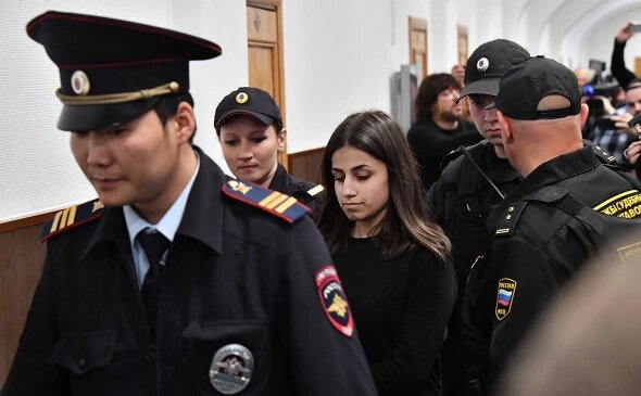 Ангелина, одна из сестер Хачатурян во время слушания в Басманном районном суде Москвы, 2018 год (Фото: Комсомольская Правда / Global Look Press)