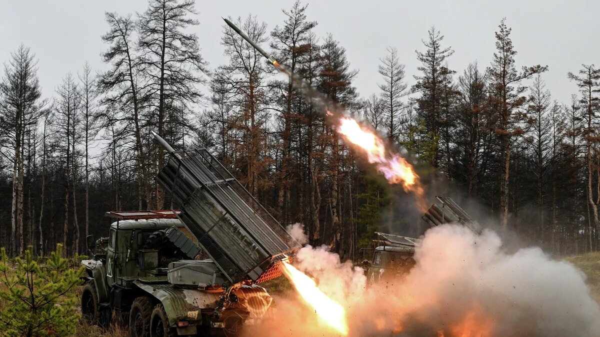 Боевая работа расчетов РСЗО БМ-21 "Град" гвардейского мотострелкового полка ЦВО на Краснолиманском направлении СВО, архивное фото