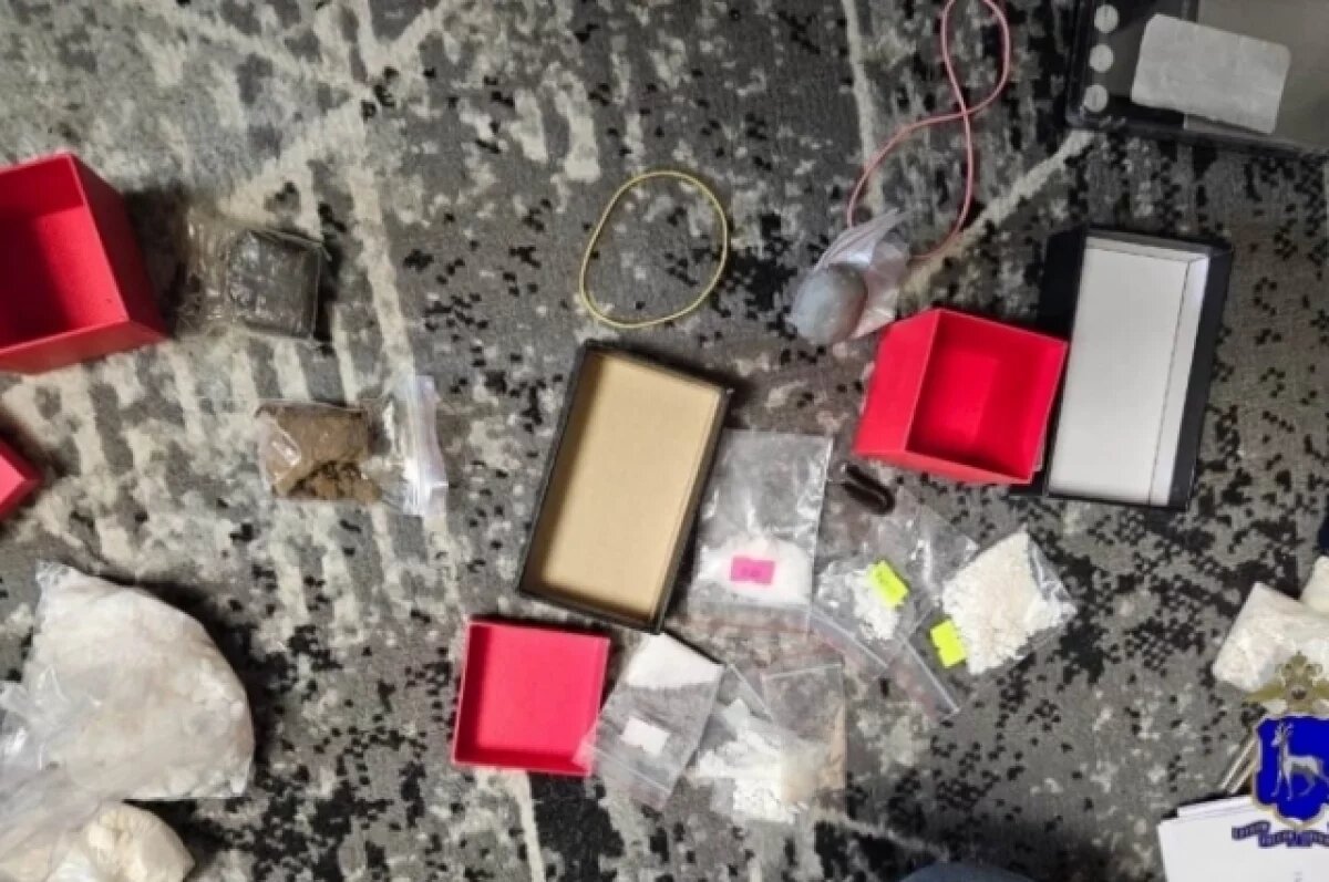    В Тольятти криминальная семья и их друг-уголовник попались с наркотиками