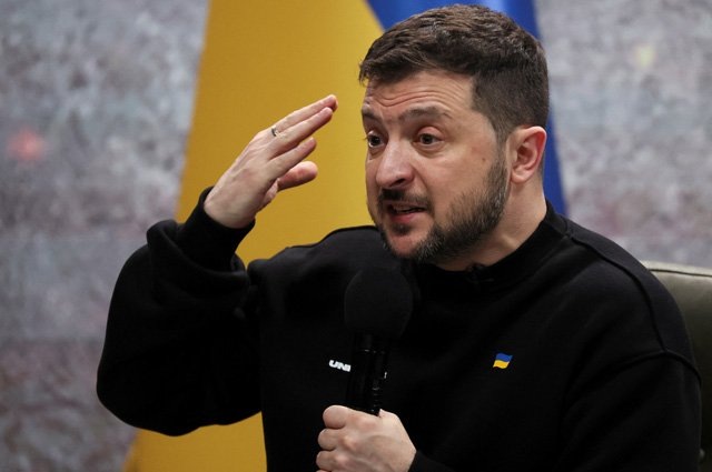 - Мирные, гражданские офицеры НАТО в штатском! Вы только в ум возьмите...