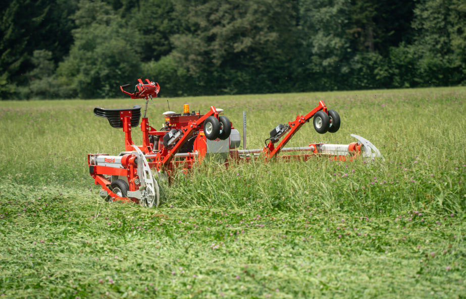Косилка Cosmos с двигателем на бешеной скорости точно пробивает траву.