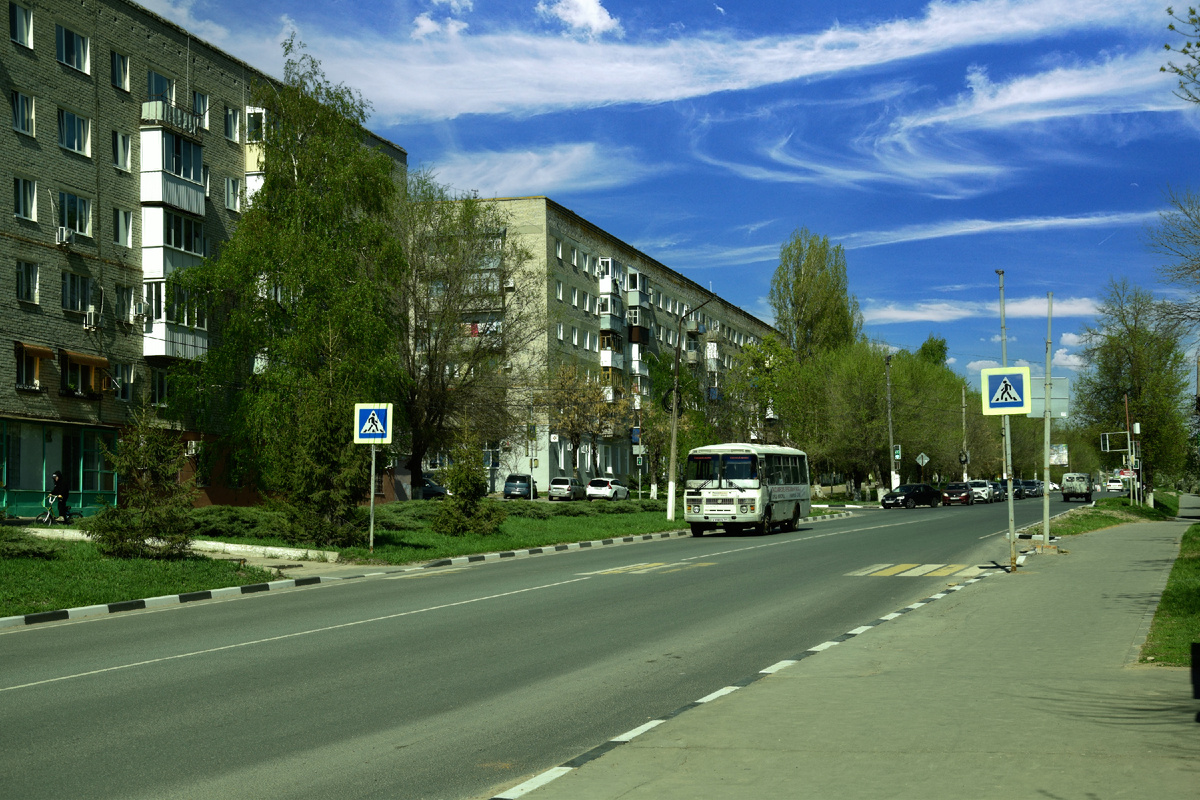 Зелень проявляется на улицах города.