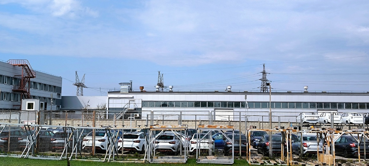   Появились кадры огромной парковки АвтоВАЗа с Lada Sport