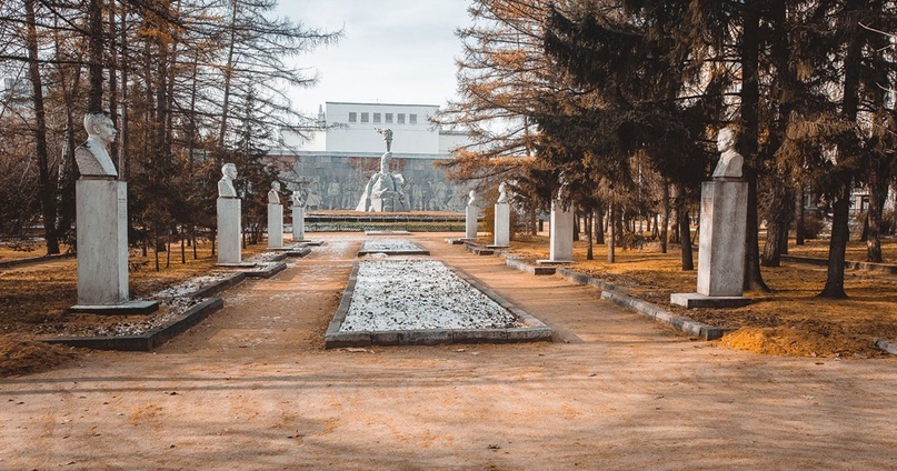 Современный вид сквера, видна задняя сторона Дома Ленина.