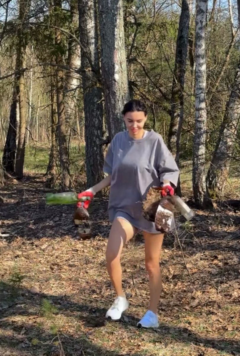 Осана Самойлова собрала пластиковые бутылки в лесу. Фото: соцсети
