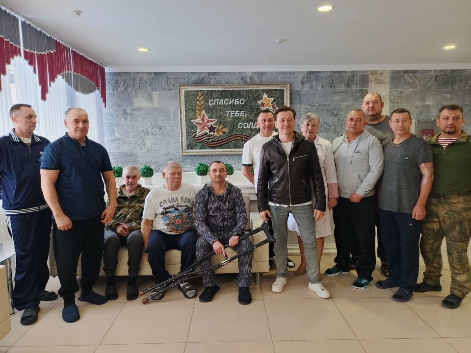    Сергей Безруков в алтайском краевом госпитале ветеранов войн. Источник: vk.com/aalenabezrukova