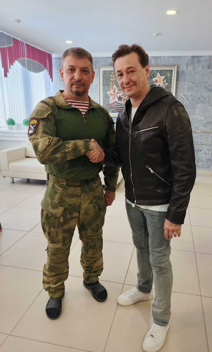    Сергей Безруков в алтайском краевом госпитале ветеранов войн. Источник: vk.com/aalenabezrukova