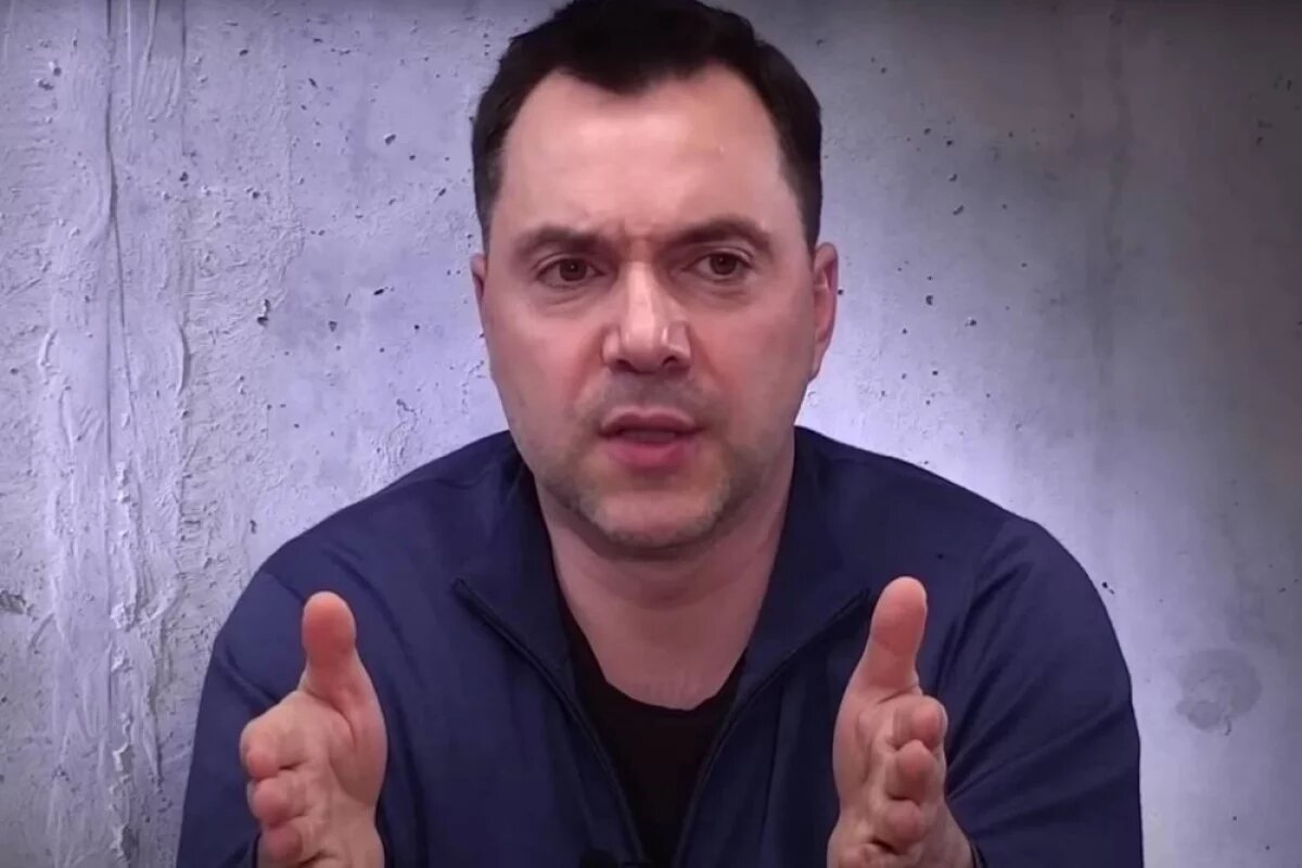    По мнению Арестовича, уступить территории необходимо по простой причине — Киев не способен их вернуть.