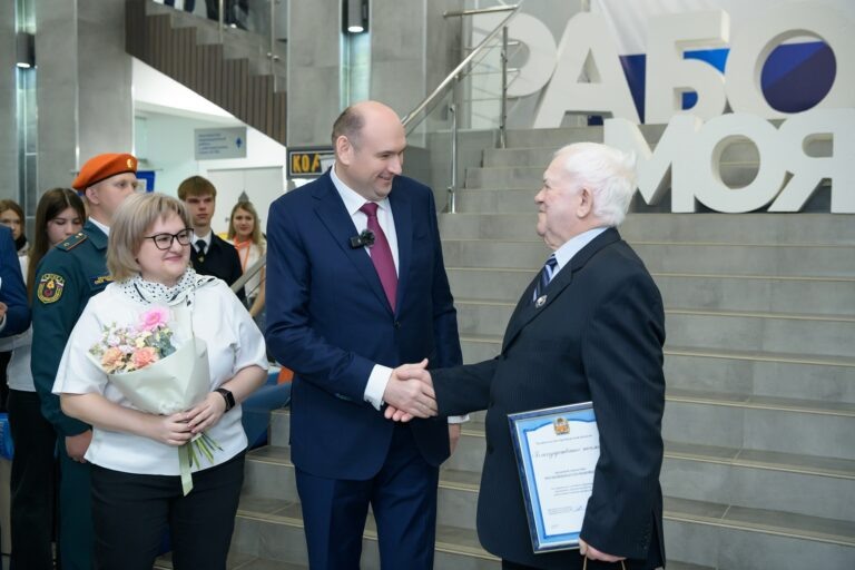   Врио губернатора Евгений Солнцев вручил почетную награду династии энергетиков филиала «Оренбургэнерго» Марина Шарт