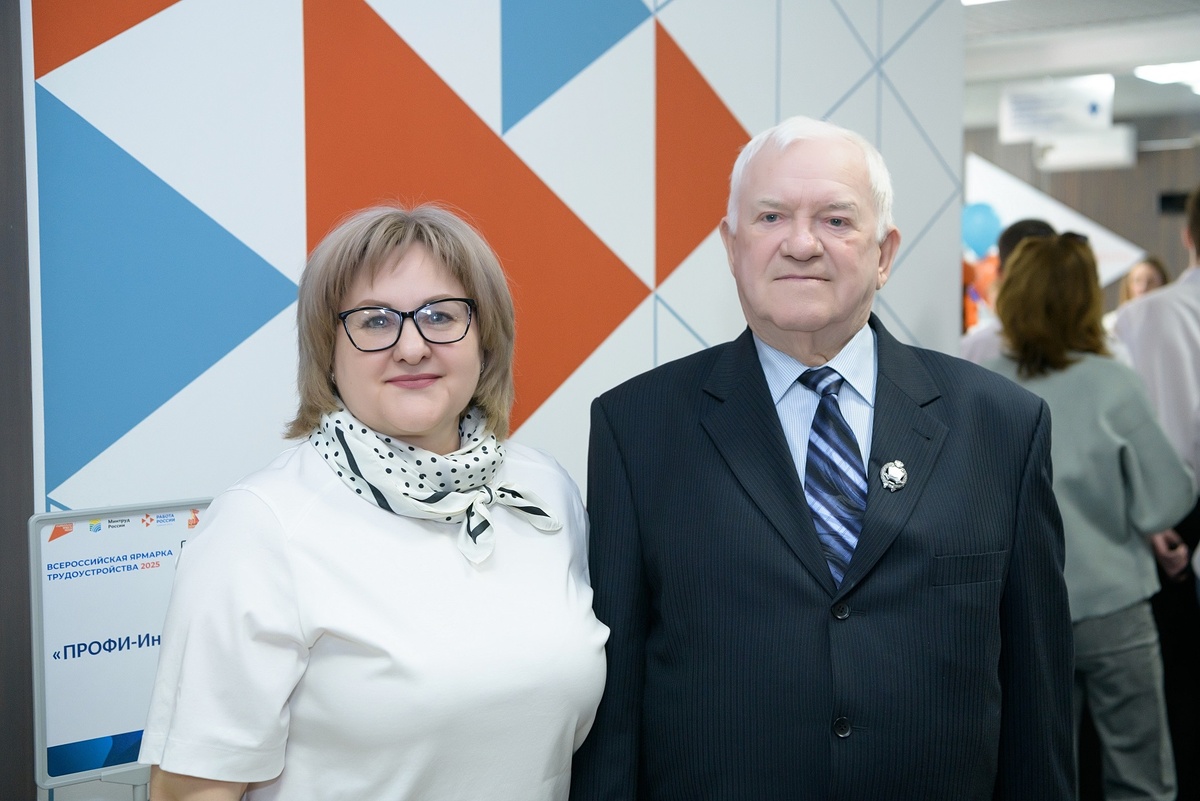    Врио губернатора Евгений Солнцев вручил почетную награду династии энергетиков филиала «Оренбургэнерго» Марина Шарт