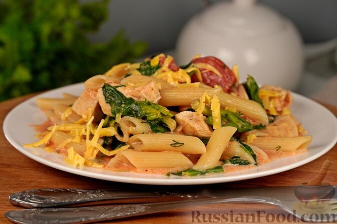 макароны, куриное филе, шпинат, чеснок, помидоры консервированные в собственном соку, сливки, сыр твёрдый, соль, перец чёрный молотый, масло растительное