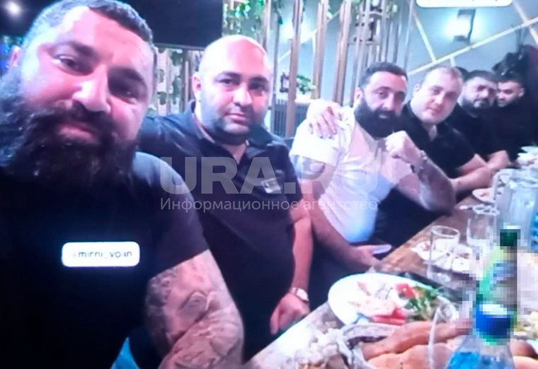 Компания Джавояна и Гамояна. Фото: читатель URA.RU