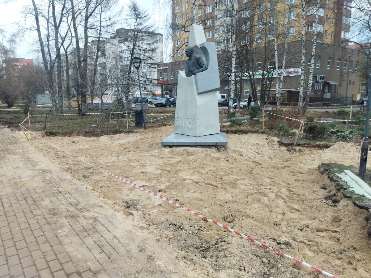 Это расковыряли недавно положенную плитку и бордюры у бюста Сахарову.