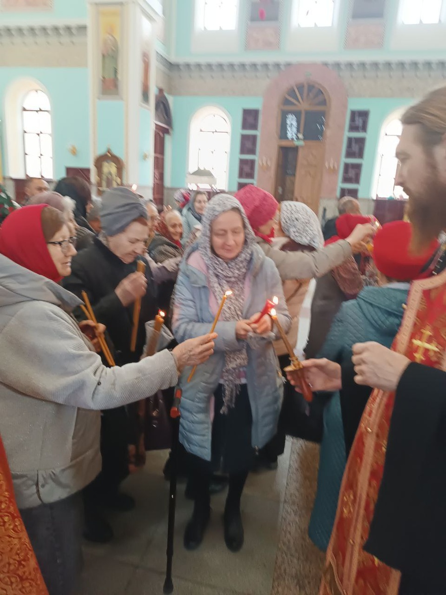    Празднование Светлого Христова Воскресения в Чите продолжилось крестным ходом от храма Воскресения Христова до Кафедрального собора. Во главе колонны шел Митрополит Читинский и Петровск- Забайкальский Димитрий.