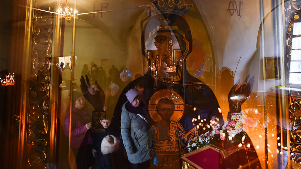 Верующие во время пасхальной службы в церкви Благовещения Пресвятой Богородицы в Красноярске.📷Фото: Влад Некрасов / Коммерсантъ