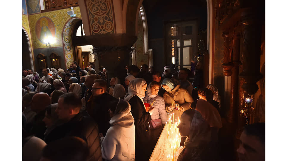 Праздничное пасхальное богослужение в храме Святого Иоанна Предтечи в Красноярске.📷Фото: Влад Некрасов / Коммерсантъ