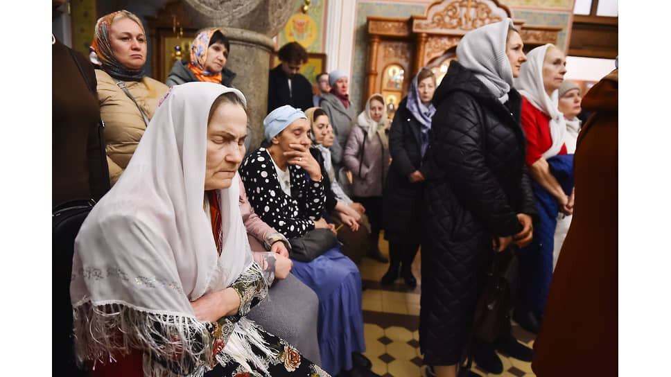 Праздничное пасхальное богослужение в храме Святого Иоанна Предтечи в Красноярске. Верующие во время обряда.📷Фото: Влад Некрасов / Коммерсантъ