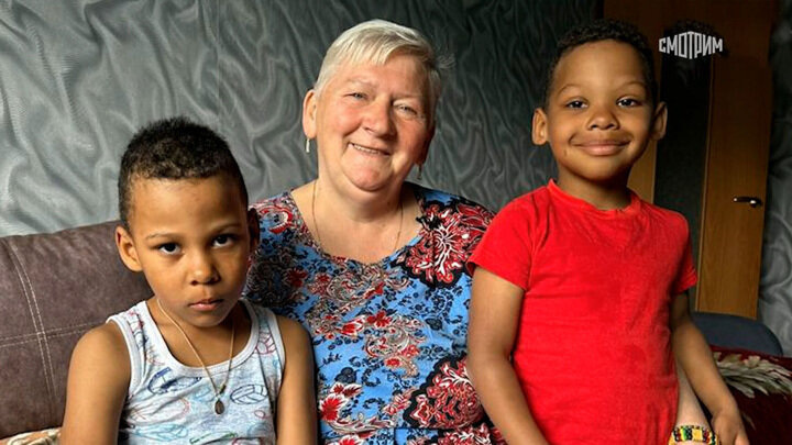 Наталья Веденина с сыновьями от нигерийского принца. Фото: Смотрим