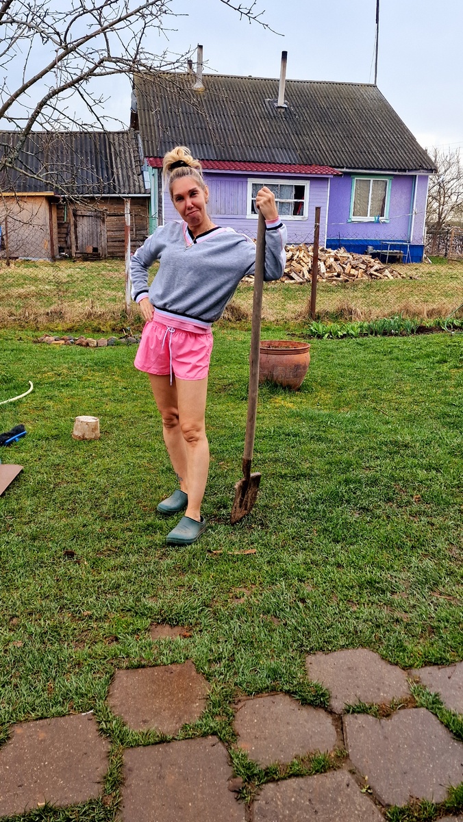 Помогаю по хозяйству)