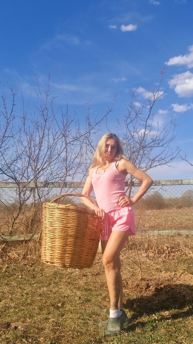 Привезла лукошко для грибов))