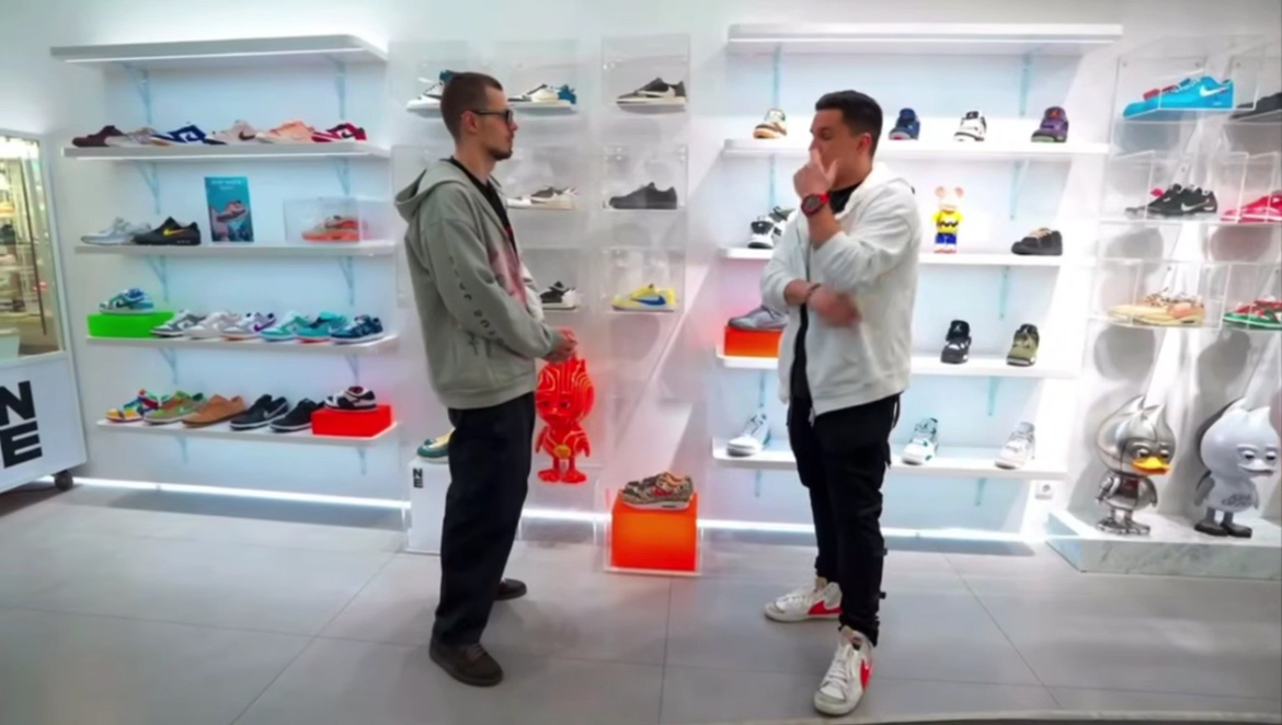 Известный блогер и ведущий популярных YouTube-шоу Дима Масленников сделал неожиданное заявление, назвав Егора Крида иконой современной музыки. Кроме того, в откровенном интервью Дима поделился своими мыслями о родительстве и о том, почему для него так важно найти подходящего партнера для создания семьи.

Дима Масленников не скупился на комплименты в адрес Егора Крида, назвав его не просто талантливым музыкантом, но и настоящей иконой для современного поколения. Вероятно, Масленников имел в виду не только музыкальные достижения Крида, но и его влияние на молодежную культуру, стиль и мировоззрение.

В интервью Дима также признался, что мечтает о детях. Однако, в отличие от многих, он подходит к вопросу родительства с большой ответственностью. Масленников считает, что воспитание детей в современном мире – это сложный и ответственный процесс, который может оказать серьезное влияние на психику ребенка.

Именно поэтому, по словам Димы, он готов стать отцом только с подходящим человеком, с которым у него будет общие ценности и взгляды на воспитание. Он подчеркнул, что для него важно создать для ребенка гармоничную и любящую атмосферу, в которой он сможет вырасти здоровым и счастливым.

Признания Димы Масленникова подчеркивают растущую осознанность среди молодежи в отношении родительства. Всё больше людей понимают, что воспитание детей – это не просто следование биологическому инстинкту, а серьезное решение, требующее подготовки, осознанности и ответственности. Его слова наверняка найдут отклик у многих, кто также задумывается о будущем и о том, в каком мире будут расти их дети.