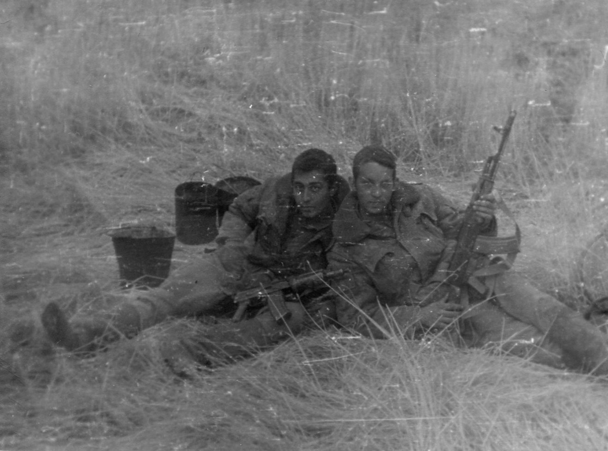 Ноябрь 1985 года, идём за водой на родник. Слева - мой наводчик Ильдар Гараишин, справа - я, уже со своим автоматом.