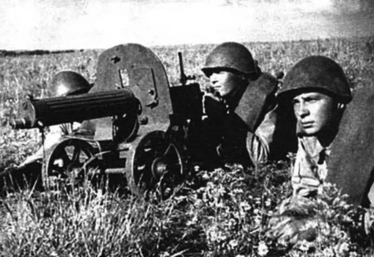 Пулемётчики перед атакой 