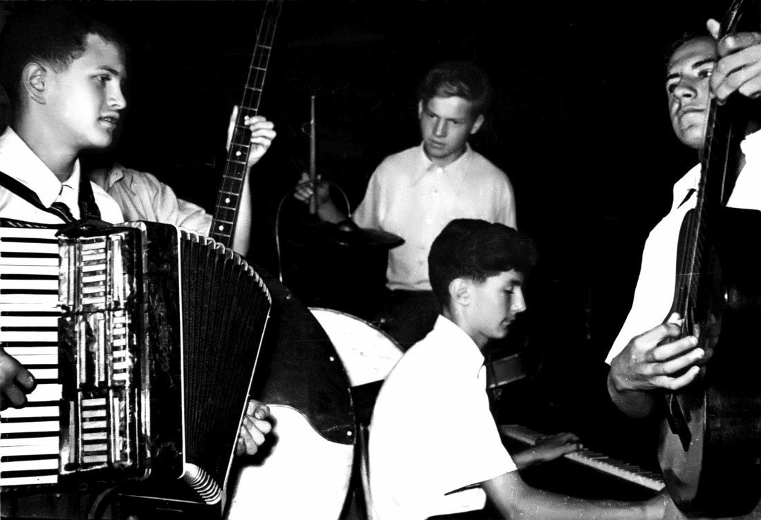Анатолий Кролл играет на аккордионе в школьним ансамбле, 1950-е