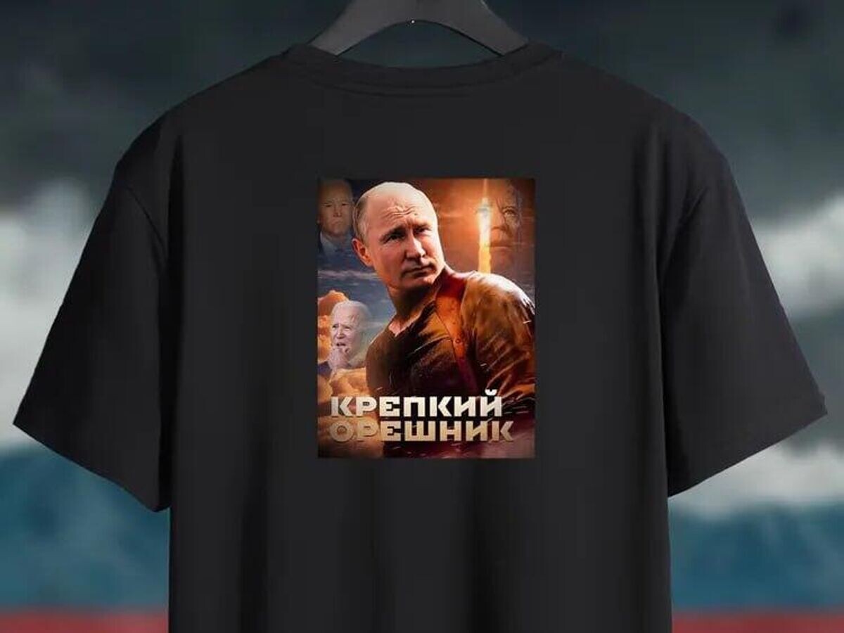    Футболка с фото Владимира Путина и ракетой "Орешник"© Скрин страницы маркетплейса Ozon