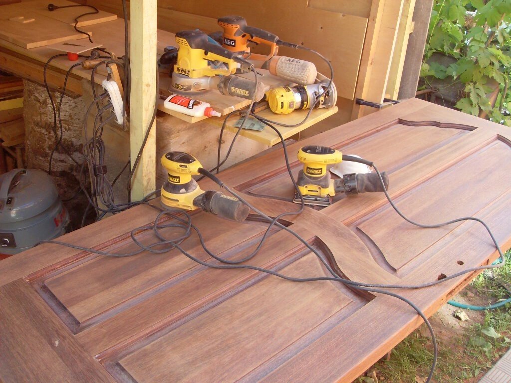 Двери в процессе зачистки от старого лака.