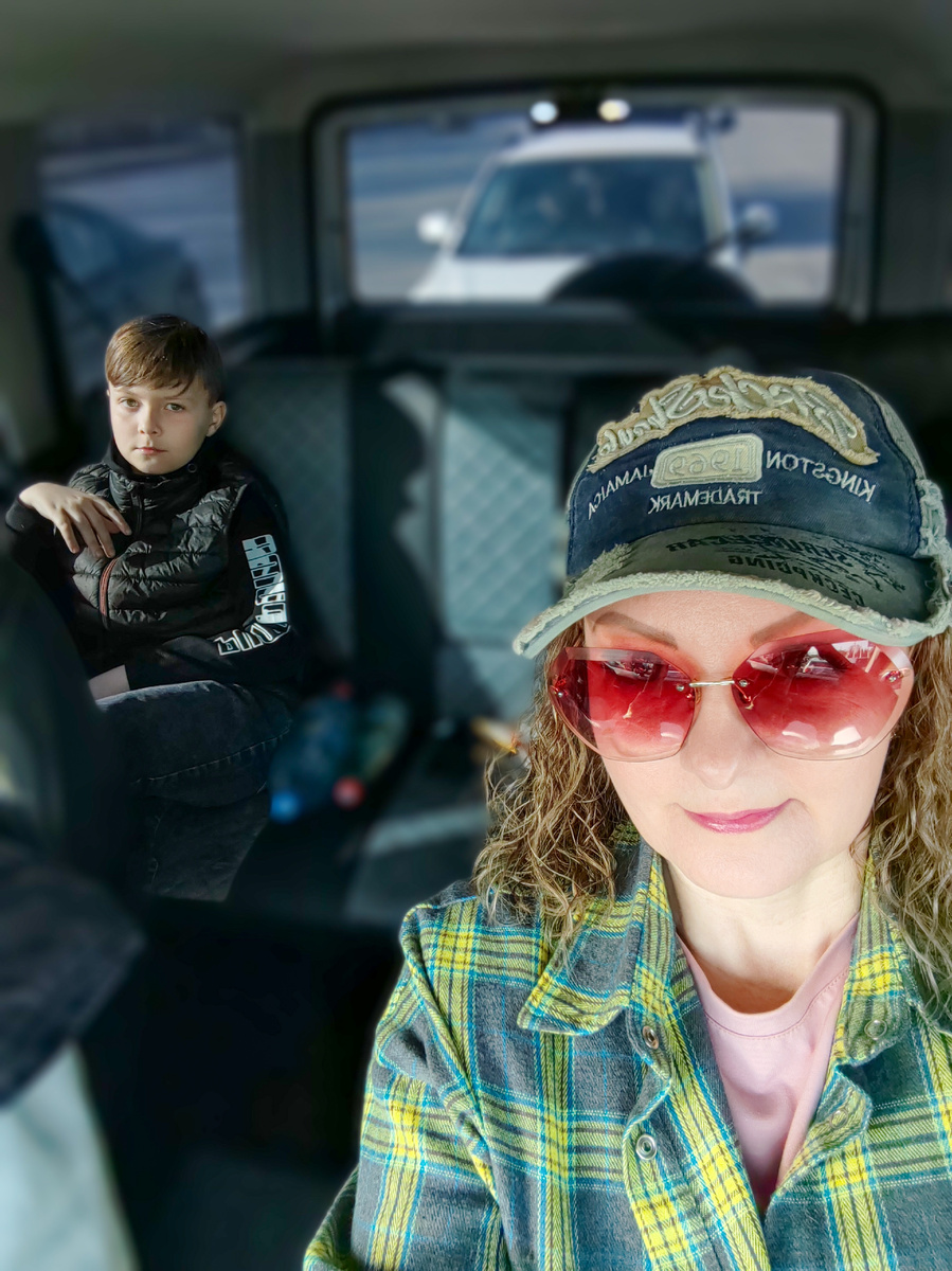 "Опять куда-то в неизвестность" - выражение лица сына