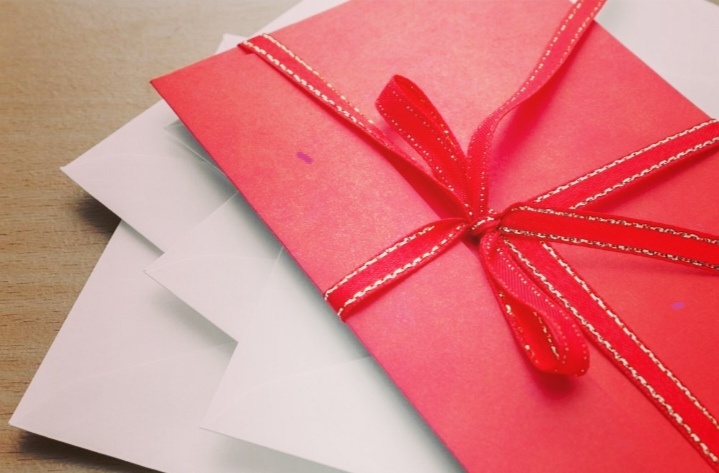 Осторожно вскрыл конверт... 