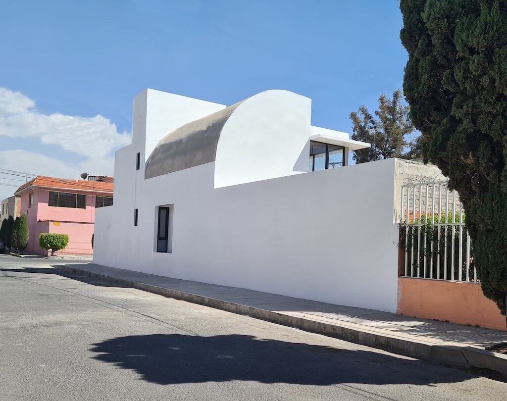 Источник изображения - https://amazingarchitecture.com/storage/files/4049/architecture-firm/racma-arquitectura/loft-aguacate/loft-aguacate-texcoco-racma-arquitectura-7.jpg