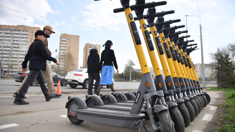 В Казани предложили сократить число парковок для самокатов на 42%.📷Фото: Артемий Шуматов / Коммерсантъ