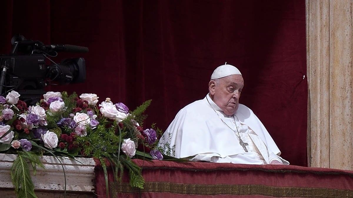 Источник https://www.hola.com/us/horizon/landscape/455af5ea9c2c-spain-pope-francis-during-the-impartation-of-the-urbi-et-orbi-blessing-and-wishe.jpg?im=Resize=(1200)