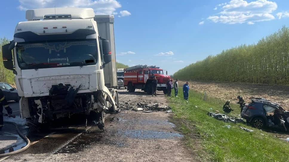 Последствия столкновения грузовика и легкового автомобиля в Грибановском районе Воронежской области 19 апреля.📷Фото: ГУ МВД по Воронежской области