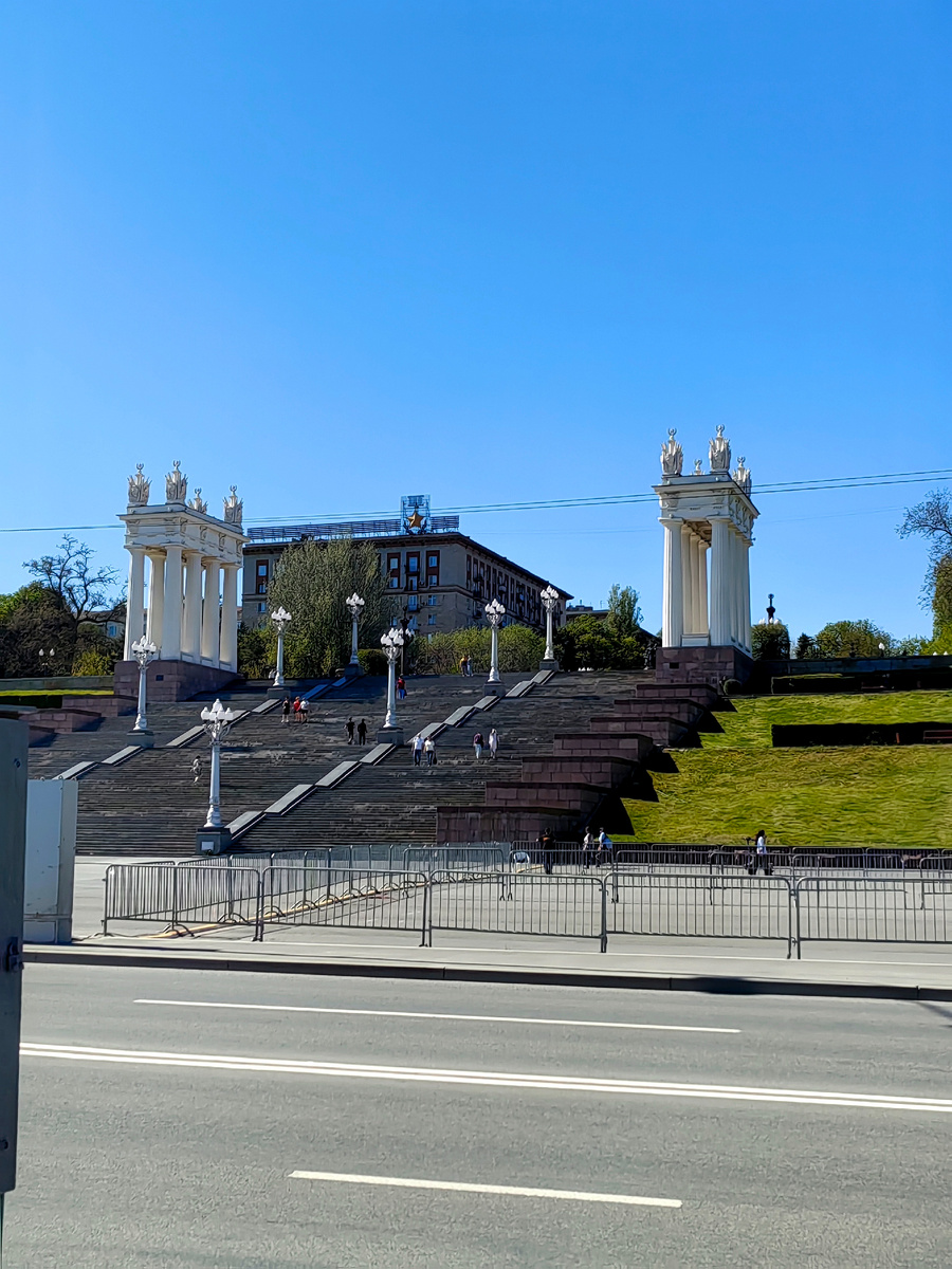 Ступени на верхнюю террасу