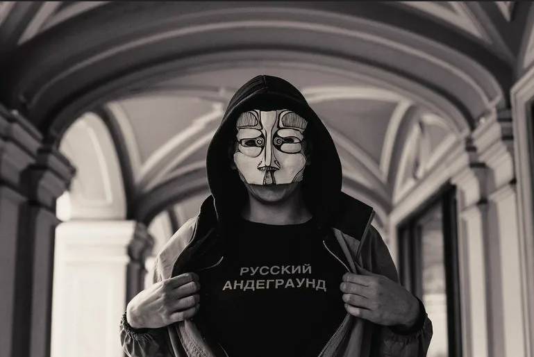 "В случайном автобусе вру в диктофон.
Я всегда в расфокусе, я всегда фон."(с) Фото: last.fm / Бутер Бродский