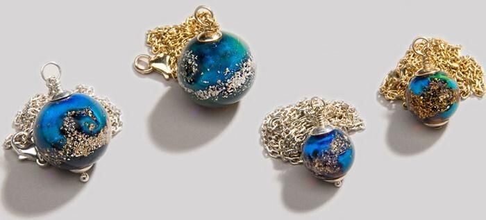 Кулоны из праха